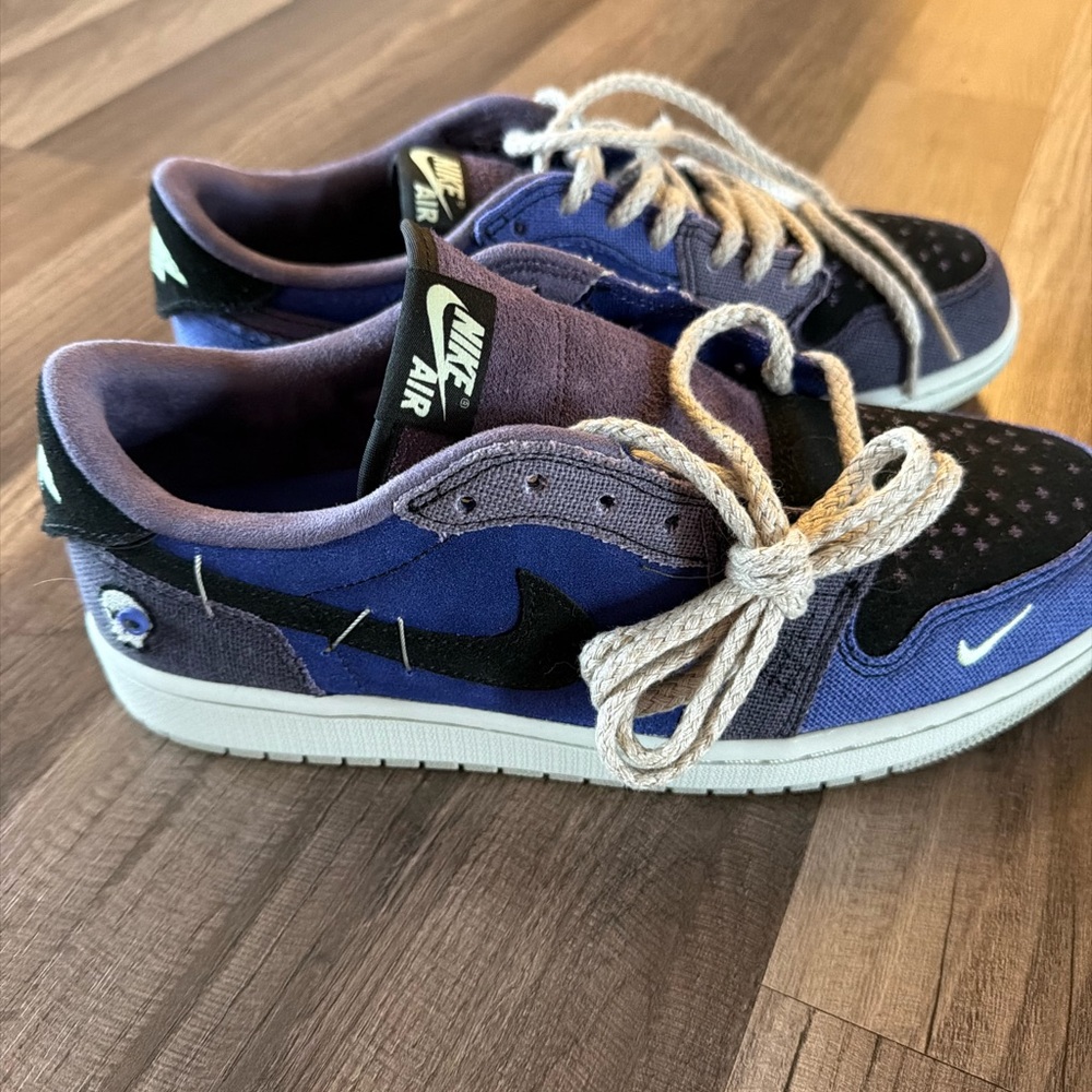 Nike Low-Top Sneakers in Purple and Black with Cream Laces